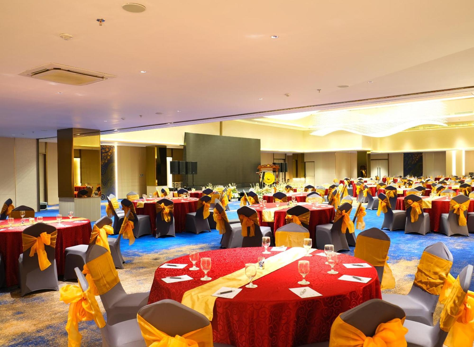 Pentacity Hotel Balikpapan Buitenkant foto